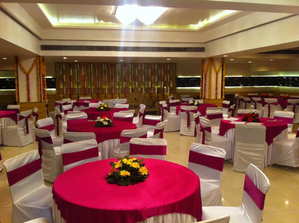 Hotel The Rajshahi Palace Indore Exterior foto