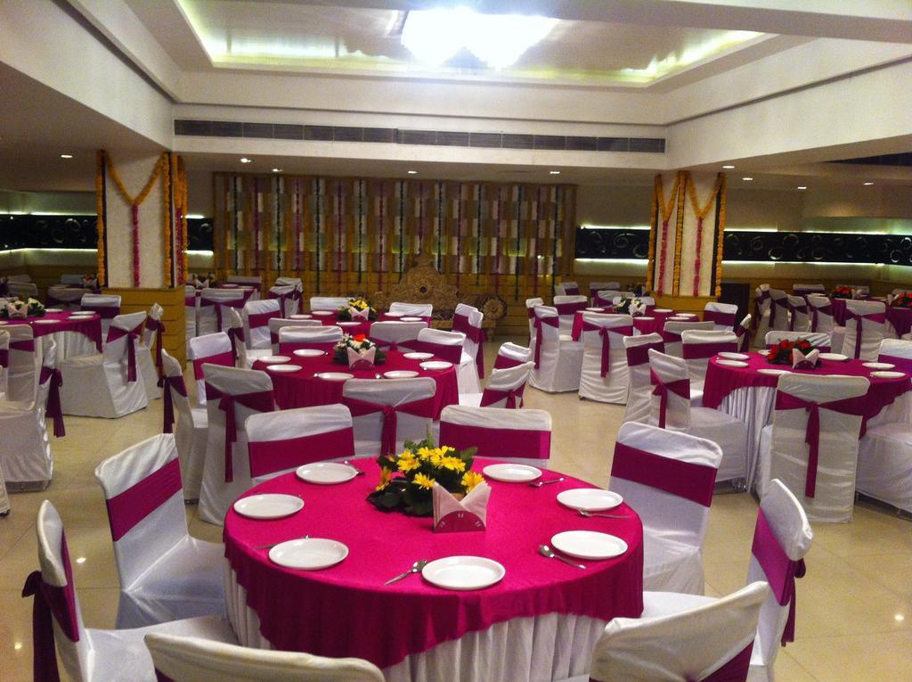 Hotel The Rajshahi Palace Indore Exterior foto
