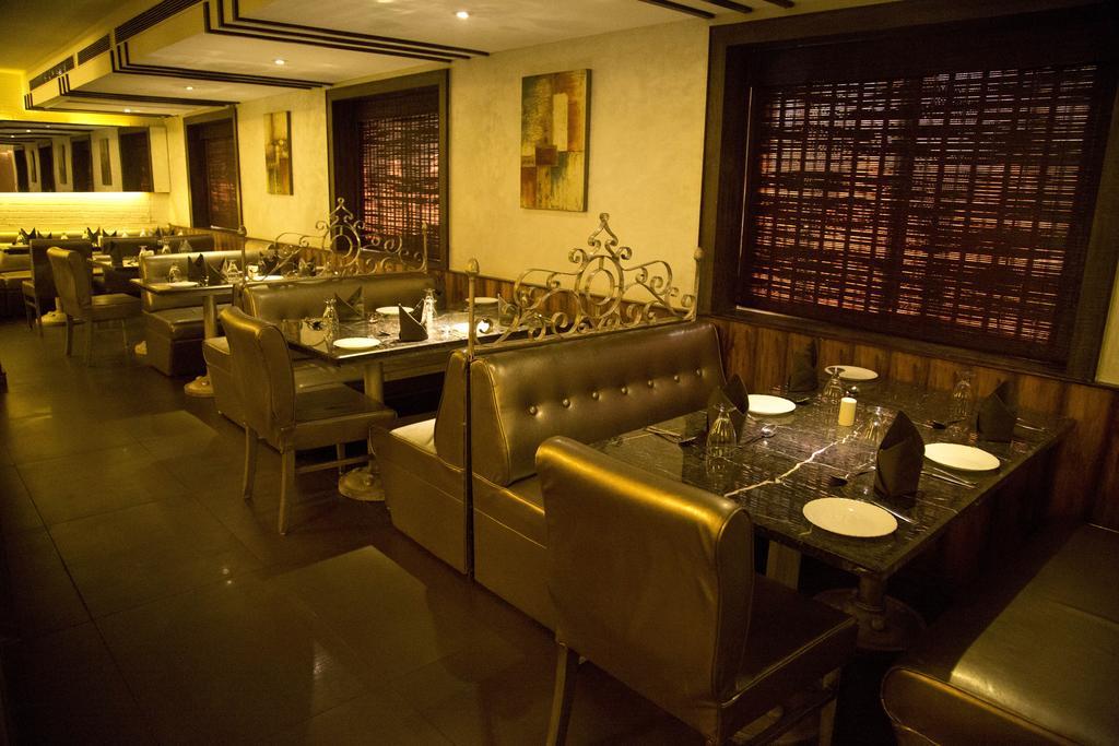 Hotel The Rajshahi Palace Indore Exterior foto
